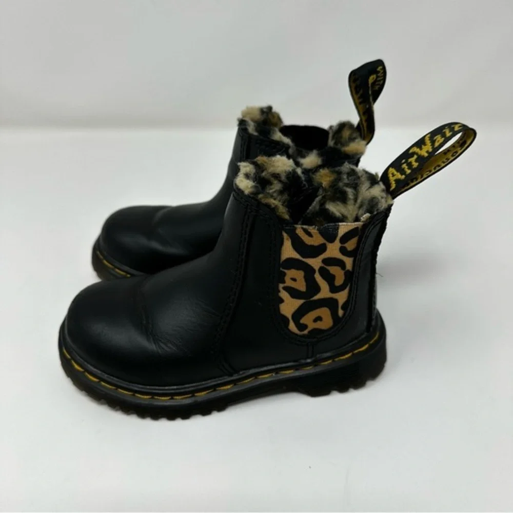 Dr. Martens Chelsea Boots Girls 7 Black Leopard Faux Fur Lined‎ Leonore